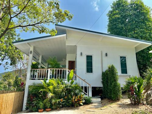 恰洛克拉姆的住宿－Villa Ashiana - Jungle Seaview，前面有栅栏的白色房子