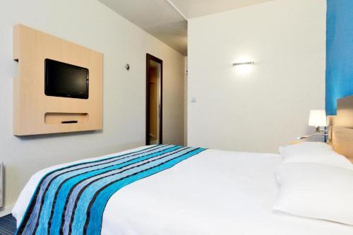 Una cama o camas en una habitación de Kyriad Viry-Chatillon