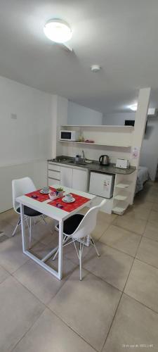 cocina con mesa y sillas en una habitación en NINA I en Ushuaia