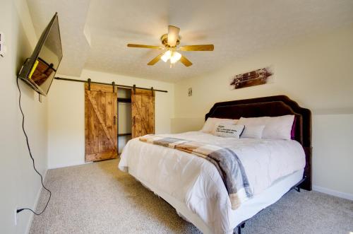WaynesvilleにあるWaynesville Vacation Rental about 5 Mi to Downtownのベッドルーム1室(ベッド1台、シーリングファン付)