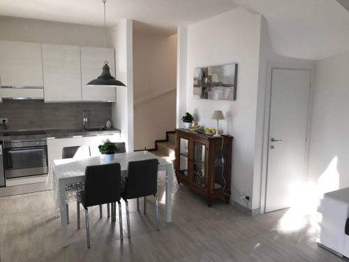 Kuchyň nebo kuchyňský kout v ubytování Villa a due piani con giardino e piscina