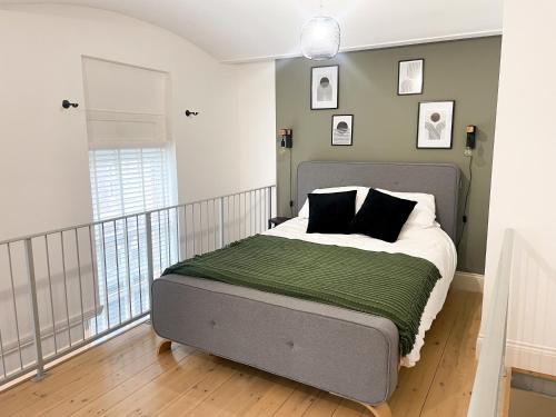 a bedroom with a bed with a green blanket at Charming 1BR Apartment in Nottingham in Nottingham