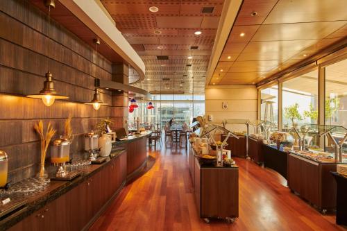 a restaurant with a long line of counters and tables at Plaza El Bosque Ebro in Santiago