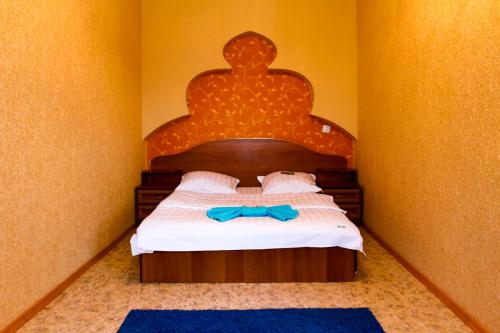 ein Schlafzimmer mit einem Bett mit einer Fliege darauf in der Unterkunft Париж in Petropawlowsk