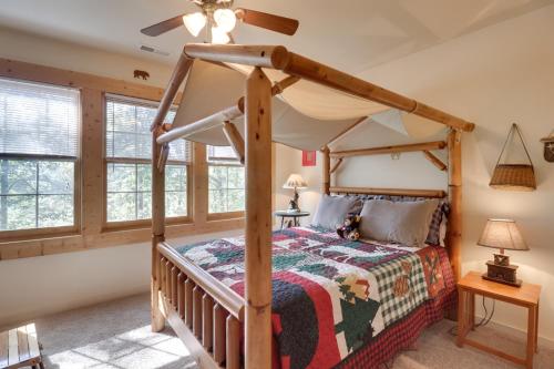 een slaapkamer met een bed met een houten bedframe bij Virginia Mountain Cabin with Decks and Fireplaces 