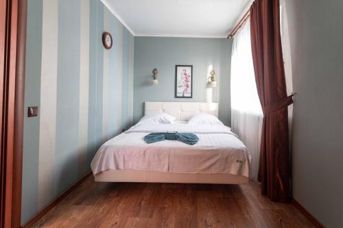 Schlafzimmer mit einem Bett mit blauer Wand in der Unterkunft Паттайя in Petropawlowsk
