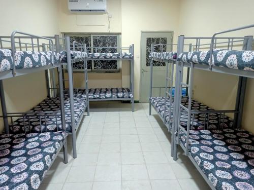 سرير بطابقين أو أسرّة بطابقين في غرفة في Rovers Boys Hostel Dubai Near Gold Souq Metro