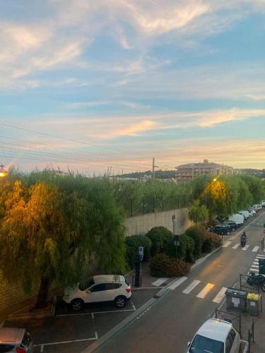 une voiture blanche garée sur un parking dans l'établissement Chris'Home 2, à Roquebrune-Cap-Martin