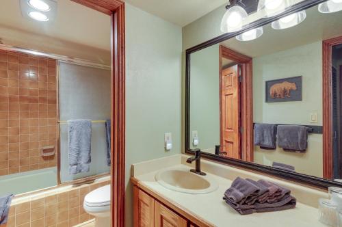 een badkamer met een wastafel, een toilet en een spiegel bij Brian Head Getaway with Pool Near National Parks! in Brian Head