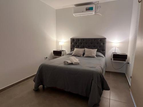 ein Schlafzimmer mit einem Bett mit zwei Handtüchern darauf in der Unterkunft Departamento Nº 3 en complejo semiprivado! 2 habitaciones in San Martín