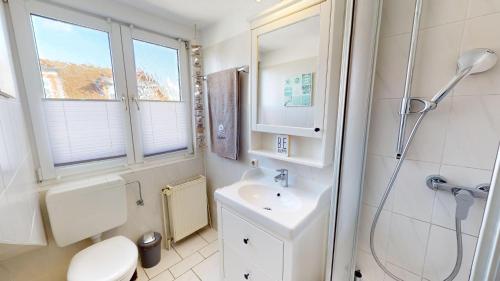 ein Bad mit einem Waschbecken, einem WC und einer Dusche in der Unterkunft Grüntal-Residenz Haus I App. 7 in Grömitz