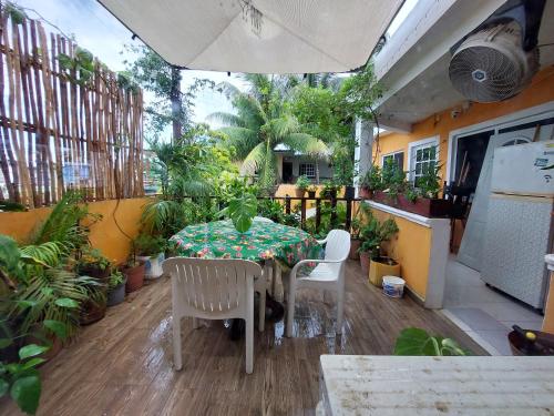 a table and chairs in a room with plants at 4 Habitación Cozumel in Cozumel
