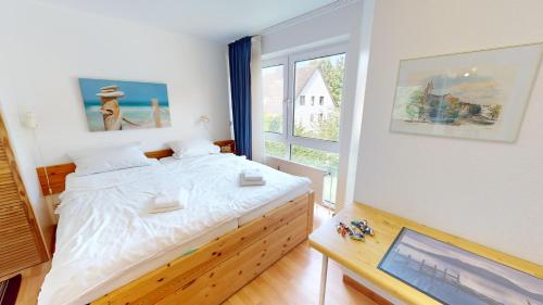 グレーミッツにあるSonnenhügel App. 08のベッドルーム(大型ベッド1台、窓付)