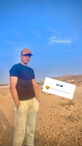 Człowiek stoi na pustyni z frisbee w obiekcie Gulmim w mieście Sidi Ifni