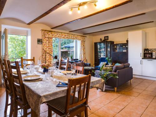 comedor y sala de estar con mesa y sillas en Terra Farma Cottage, cozy urban escapes here!, 