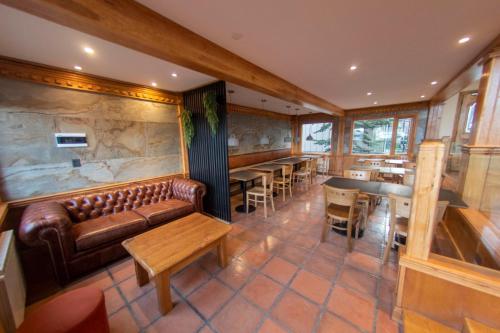 an overhead view of a restaurant with a couch and tables at Del Bosque Apart Hotel in Ushuaia
