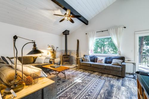 Khu vực ghế ngồi tại Chic and Modern Escape about 4 Mi to Pinecrest Lake!