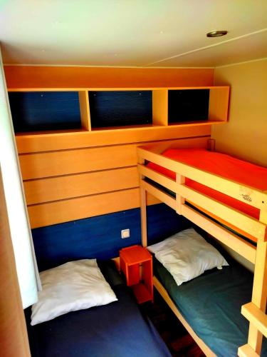 - une chambre avec 2 lits superposés dans un bateau dans l'établissement Mobil Home près de l'entrée et de la piscine, à Saint-Chéron