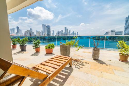 einen Balkon mit einer Bank und Stadtblick in der Unterkunft Unik Cartagena Edificio Poseidon in Cartagena de Indias