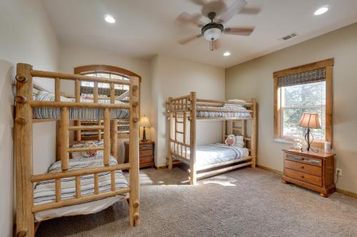 una camera con 3 letti a castello e un ventilatore a soffitto di Klamath Falls Vacation Rental with Resort Amenities! a Klamath Falls