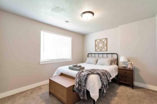 a bedroom with a bed and a window at Sleepy Ridge Apt in Vineyard/Orem (Sleeps 6) in Orem
