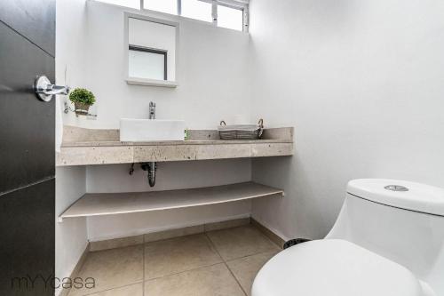 a bathroom with a sink and a toilet at Cómoda Casa c/ Patio Privado en Aguascalientes in Aguascalientes