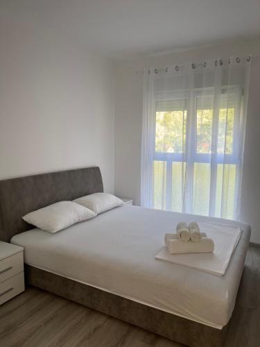 - une chambre avec un lit et 2 serviettes dans l'établissement Orlando apartman, à Kotor