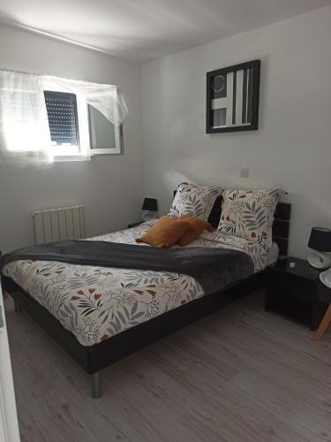 Ce lit se trouve dans un dortoir doté d'un lit sidx sidx. dans l'établissement L'étape Da estrela - Cocon cosy -Vernon Giverny, à Vernon