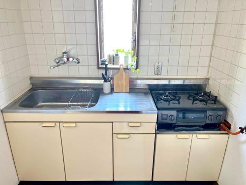Dapur atau dapur kecil di ᛃ 眠りの癒 ᛃ Cozy Apt In The Heart of Beppu 201