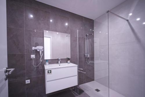 y baño con ducha, lavabo y espejo. en Apartment Paradise Baleal with AC, en Baleal