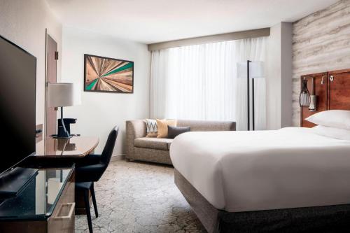 Postel nebo postele na pokoji v ubytování Marriott Albuquerque