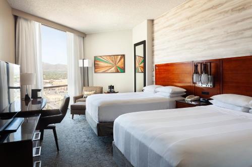 Habitación de hotel con 2 camas y escritorio en Marriott Albuquerque, en Albuquerque