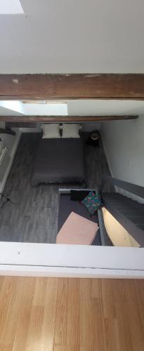 un tiroir ouvert d'un bureau avec du parquet dans l'établissement Appartement plein de charme, à Coignières