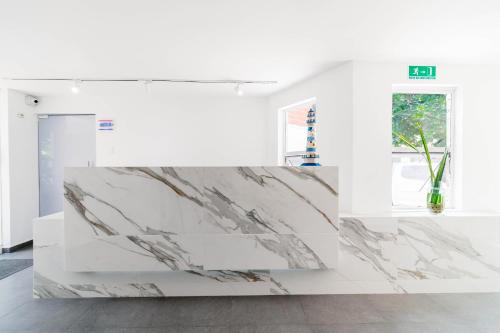 卡塔赫纳Apartamento Unik Cartagena Edificio Faro Tequendama的白色的客房设有大理石台面