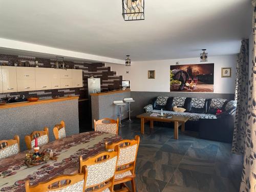 uma sala de estar com uma mesa e um sofá em Casa Rarăului em Câmpulung Moldovenesc