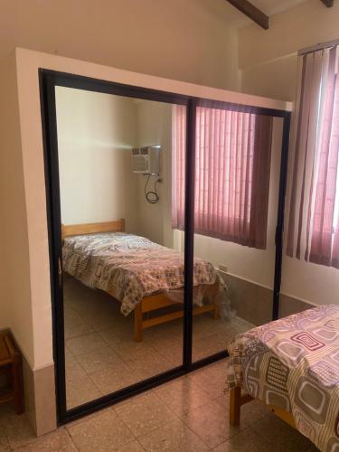 um espelho num quarto com uma cama em Carlos Espinoza Larrea , Atras de Agua pen em Salinas