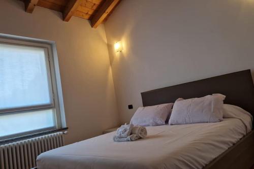 ein Schlafzimmer mit einem Bett und einem Handtuch darauf in der Unterkunft Urban Oasis Appartamento vicinanze Como 15km in Cantù
