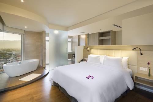 Giường trong phòng chung tại Liberty Central Nha Trang Hotel
