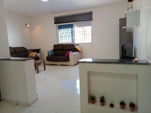 ein Wohnzimmer mit einem Sofa und einem Tisch in der Unterkunft Maison indépendante 100m2 à Témara centre in Temara
