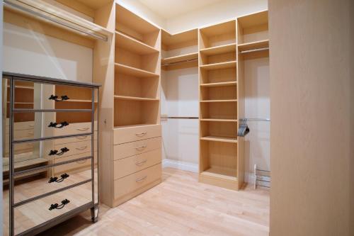 una cabina armadio con scaffali e armadi in legno di Regal 4 bed with hot tub close to Universal sleeps 15 a Los Angeles