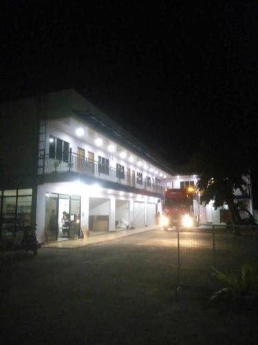 un camión de bomberos estacionado frente a un edificio por la noche en ABEJJEE Motel en Panglao