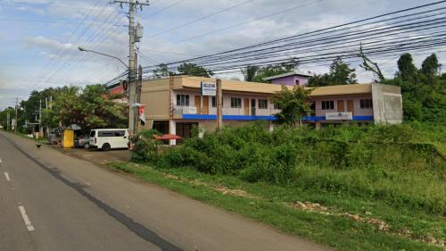 um edifício ao lado de uma estrada ao lado de uma rua em ABEJJEE Motel em Panglao