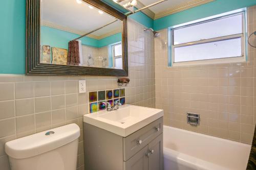 La salle de bains est pourvue de toilettes, d'un lavabo et d'un miroir. dans l'établissement Fort Lauderdale Vacation Rental with Pool and Dock, à Fort Lauderdale