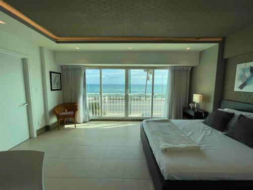 sypialnia z łóżkiem i widokiem na ocean w obiekcie Villa Marbella by Potenza Rentals w mieście Santo Domingo