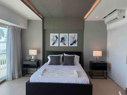 1 dormitorio con 1 cama grande y 2 mesitas de noche en Villa Marbella by Potenza Rentals en Santo Domingo