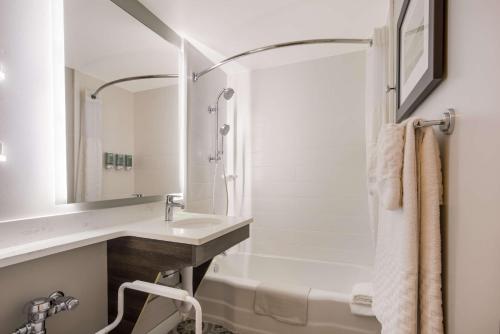 uma casa de banho com um lavatório e um chuveiro em Best Western Sea Island Inn em Beaufort