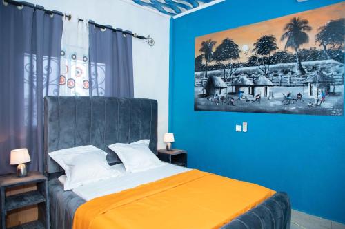 1 dormitorio con 1 cama y una pintura en la pared en Hypo Guest Lounge, en Yaoundé