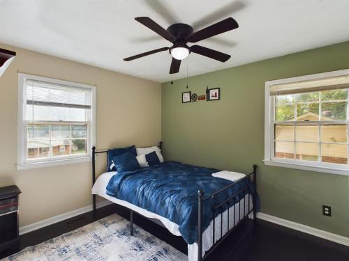 - une chambre avec un lit et un ventilateur de plafond dans l'établissement Pine Forest Zen Cottage - 10 Min to Fort Bragg, à Fayetteville
