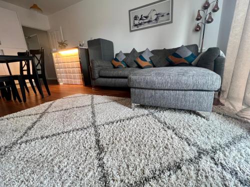 Fabulous Modern Apartment Close to Central Milton Keynes tesisinde bir oturma alanı