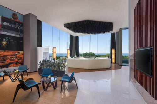 可倫坡的住宿－Radisson Hotel Colombo，带浴缸和电视的大型客厅。